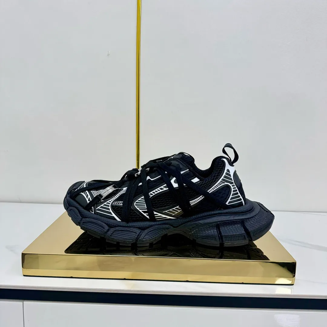👟👟Ex-factory price 820👟👟 Balenciaga Balenciaga's latest popular 9th generation 3XL Sneaker Spider-Man series, couple's dad shoes, original purchase, development and production. Balenciaga 3XL Sneaker's overall shoe shape draws on the creative ideas of Balenciaga Track and Balenciaga Runner. It is equivalent to removing the outer frame of the Track shoe body while inheriting the streamlined shape and shape of the Runner. Track flat toe, new color matching, the entire shoe body is integrated into the spider binding shoelace design decoration, the exaggerated shape is more prominent. Fabric: original customized imported technical fabric + mesh inner lining: original customized breathable mesh lining. Outsole: original molded 5-layer ultra-light MD combination rubber sole. Bottom thickness: 5CM. Size: 35-45. Original packaging.